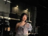 鈴木愛理、ワンショルダートップス×超ミニスカのLIVE衣装披露「可愛くて似合ってる〜」