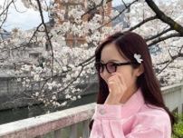本田真凛、春色ピンクのジャケットコーデ×満開の桜とのショットにファン大絶賛「桜と真凛ちゃん可愛すぎる♡」