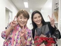 橋本マナミ、第2子妊娠を山田邦子が花束を持ってお祝い!幸せいっぱい笑顔のツーショットを公開