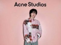桜田通、ピンクシャツのカジュアルコーデで『Acne Studios ILLIT Event in Tokyo』を堪能