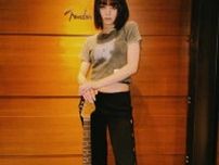 ”脚長っ！可愛い！”池田エライザ、黒のパンツ×ウエストチラ見せTシャツで美スタイルを披露