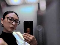 浅田舞、”美人さんとクセ強スマホケース”黒縁メガネの自撮りショット公開