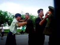 暴れる北朝鮮国民、警察官を「逆吊し上げ」でボコボコに