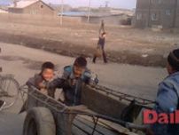 学校をやめて父親を養う北朝鮮の少年「くるまクン」