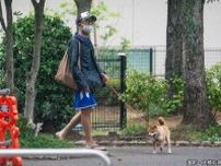 市川猿之助「一家心中」事件から丸1年の激変ぶり　愛らしい柴犬とともに公園へ