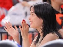バスケ　勝利の女神の透明感がすごっ！女子日本代表の快勝に客席で拍手　中継カメラにも映り込み、ファン好感