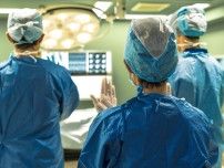 直腸がん手術は「週の前半」が経過良好、手術曜日と転帰の関連を広島大が調査