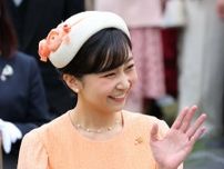 【写真特集】パーフェクトスマイルの佳子さまは、まさに「プリンセス」！　淡いオレンジの装いで後ろの招待客にも気配りの園遊会