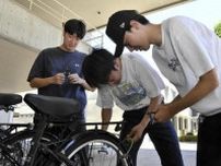 窃盗犯になりきり自転車盗む手口体験　松山大で県警と学生団体が施錠訴えるイベント