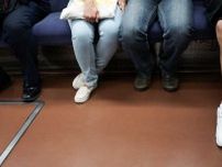 電車内で脚を広げるのはマナー違反？　荷物の置き場所に賛否「なんで網だなに置かないの？」
