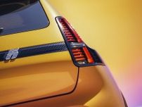 20世紀の名車、ルノー・サンクが歴代モデルを彷彿させるオシャレなデザインを持つEVとして復活
