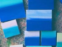 「山崎美弥子展」青山・スパイラルで、“夜明けがテーマ”青にフィーチャーした新作など100点以上