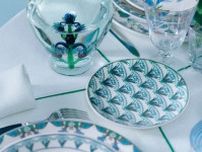 ディオール メゾン“蓮の花”咲くテーブルウェア、ブルー＆グリーン基調のプレートやガラス食器