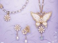 アナ スイ“純白の花”「ティアレ」アクセサリー、涼しげな蝶と花のネックレスやピアス