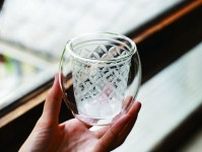 ごゑもんの“切子が浮遊する”ダブルウォールグラス「浮碗」琥珀色の宝物＆花びら文様、電子レンジに対応