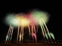「第49回江戸川区花火大会」東京・江戸川河川敷で、パステルカラーの虹色花火など約14,000発