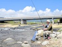 木戸川でアユ釣り解禁　早朝から釣り人集う　福島県楢葉町