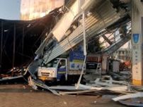30メートルの巨大広告看板倒れ14人死亡　引火のおそれで救助難航　インド・ムンバイ