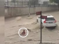 洪水で流された子ども2人救助　市街地の「車の下」に...トルコ