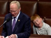 アメリカ議会で演説中の議員背後で息子のガイくん（6）が変顔披露　“全米爆笑”で「スター誕生」親子でニュースに出演も