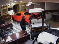 車泥棒が店に侵入するも自分の車を置いて逃走…仲間が運転ミスで店に突っ込む　アメリカ