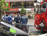 緊急走行中の消防車がガードレールに衝突し電話ボックスなぎ倒す…けが人なし　東京・新宿区