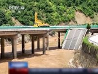 中国・陝西省で豪雨の影響により橋が崩落　少なくとも12人死亡　四川省では鉄砲水で約30人行方不明
