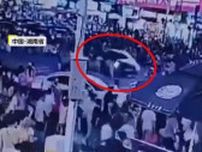 交差点の人混みに暴走車が突っ込む「早く助けなきゃ！」繁華街パニックも下敷きの人救助しようと協力　8人重軽傷　中国