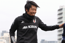 元日本代表MFの技術が集約「えげつない位ボール曲がる」　臨時コーチ姿で披露し話題