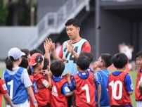 遠藤航「みんながサッカー選手になるまで現役を続けたい」。サッカー日本代表選手がサッカー教室で小学生とプレー