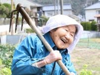103歳、畑仕事をしながら尾道でひとり暮らしの哲代おばあちゃん。いりこの味噌汁は卵を落として、ベターっと前屈…元気の秘訣は7つ【2023編集部セレクション】