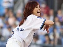 球場に現れた“歌姫”は「いつまで可愛いんだ」　渾身投球に注目「やっぱ美人だな」