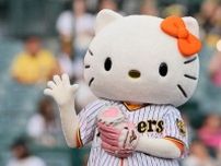 阪神ユニ姿でハローキティが豪快投球　トラッキーとの“猫虎対決”に甲子園大興奮