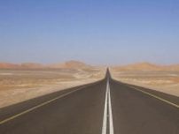 横断に2時間！ 世界最長かつ世界一退屈な「直線道路」が中東にあった