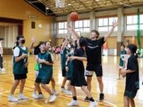バスケ・スゥープス選手「夢へ努力続けて」児童にエール　思い出話披露、岐阜・大垣市