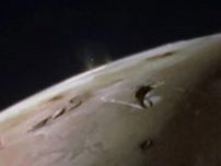 探査機ジュノー、衛星「イオ」の表面から噴き上がる2つの煙を観測