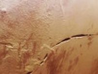 欧州の火星探査機が捉えた、全長600kmに及ぶ深い亀裂