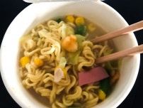 「初めて知った！」　カップ麺に入った『メッシュ状』の異物　コレって何？