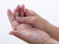 中指を押すと痛いのは病気？対処法、受診の目安も解説