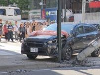【速報】札幌中心部の繁華街で乗用車が暴走、信号機に衝突し支柱が倒壊　警察がけが人の有無などを調査中