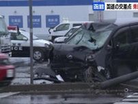 コンビニ駐車場で方向転換しようとして衝突か　乗用車が電柱に衝突し大破　運転していた20代男性は無事　北海道函館市