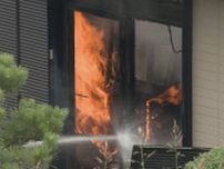 緊迫の消火活動をカメラが捉える　天井まで真っ赤な炎に包まれ…　2階建ての住宅は全焼　愛知・清須市