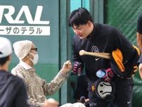 長嶋茂雄さんが巨人・丸佳浩の打撃に「ＯＫポーズ」何度もグータッチ　３年前にフォーム修正助言の恩人