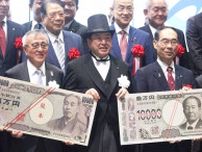 １万円札引継ぎ式で、深谷市長が渋沢栄一コスプレ「テンション上がっております」