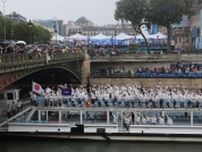 【パリ五輪】日本旗手のＳＨＩＧＥＫＩＸ、江村美咲が入場　大粒の雨でびしょぬれも、船上で笑顔