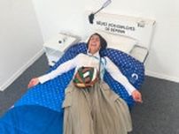 パリ在住の中村江里子アナ、五輪選手村で段ボール製ベッドにゴロリ…身長１９６センチの夫が「小さく見える」ショットも