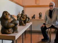 木彫ゴリラ「人間みたい」　札幌の小笠原さん５日まで個展