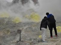 硫黄山の噴煙「サウナみたい」　弟子屈、観光客でにぎわう