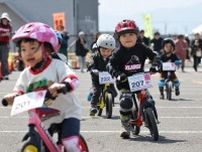 子どもライダー疾走　「ランバイク」石狩で今季開幕戦
