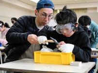 親子で化石クリーニング体験　三笠市立博物館